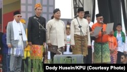 Pasangan capres-cawapres Jokowi-Ma'ruf dan Prabowo-Sandi saat mengucap "Deklarasi Damai Pemilu" dipimpin oleh Ketua KPU Arief Budiman di Jakarta (23/9).