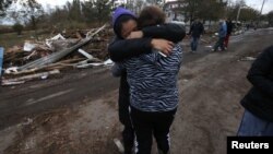 Dulce Espino y Viridiana Cruz tratan de consolarse tras la destrucción causada por Sandy en Staten Island, Nueva York.