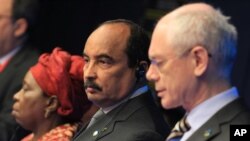 FILE -AU President Mohamed Ould Abdel Aziz, center, European Council President Herman Van Rompuy (r) and African Union Commission Chairperson Nkosazana Clarice Dlamini Zuma