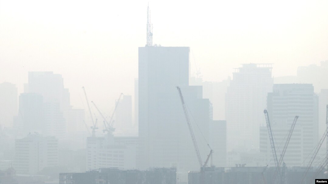Gedung-gedung pencakar langit terlihat berselimut asap putih akibat polusi udara di Bangkok, Thailand, 17 Januari 2019. (Foto: dok).