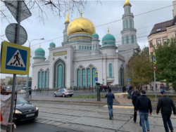 Migrants head to a Moscow mosque for Friday prayers. Police looking for bribes or to fulfill arrest quotas are accused of detaining worshippers for minor infractions or on trumped-up charges. (J.Dettmer/VOA)