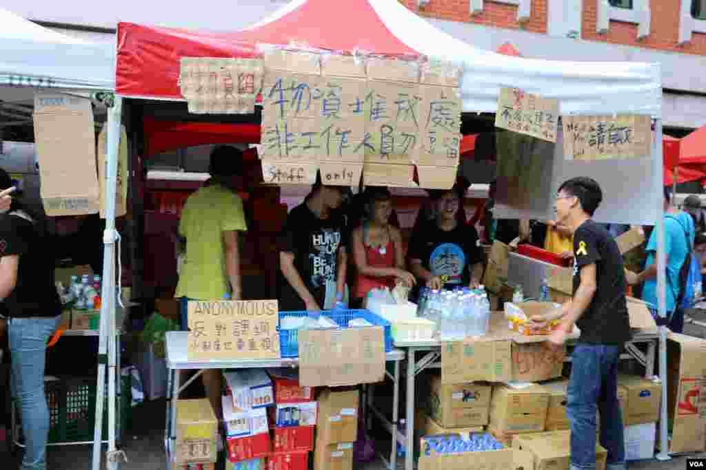 台湾民众星期天在台北的教育部门前示威游行，声援反对“黑箱课纲”的学生，要求教育部长下台。(2015年8月2日 杨明拍摄)