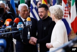 Dari kiri: Presiden Dewan Eropa Antonio Costa, Presiden Ukraina Volodymyr Zelenskyy, dan Presiden Komisi Eropa Ursula von der Leyen tiba di KTT UE di Gedung Dewan Eropa, Brussel, Kamis, 6 Maret 2025. (AP Photo/Omar Havana)