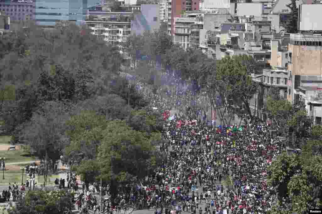 Manifestantes marchan durante una protesta contra el modelo económico estatal de Chile en Santiago, Chile, 21 de octubre de 2019. REUTERS / Ivan Alvarado.