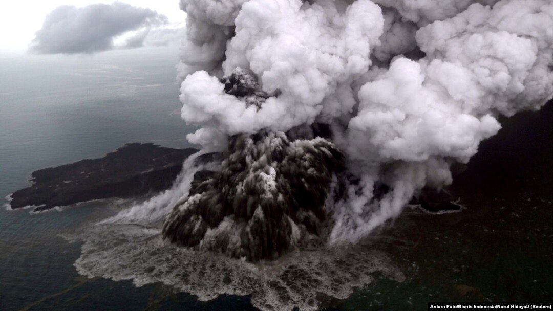 Erupsi gunung Anak Krakatau di Selat Sunda, dilihat dari udara, 23 Desember 2018. (Foto: dok).