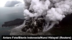 Erupsi gunung Anak Krakatau di Selat Sunda, dilihat dari udara, 23 Desember 2018. (Foto: dok).