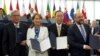 De izquierda a derecha: Jean-Claude Juncker, presidente de la Comisión Europea, Segolene Roya, ministra del Medio Ambiente de Francia, Ban Ki-moon, secretario genreal de la ONU, y Martin Schulz, presidente del Parlamentno Europeo, posaron para una foto tras la firma del acuerdo climático de París, en Estrasburgo, Francia, el martes, 4 de octubre de 2016.