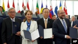 De izquierda a derecha: Jean-Claude Juncker, presidente de la Comisión Europea, Segolene Roya, ministra del Medio Ambiente de Francia, Ban Ki-moon, secretario genreal de la ONU, y Martin Schulz, presidente del Parlamentno Europeo, posaron para una foto tras la firma del acuerdo climático de París, en Estrasburgo, Francia, el martes, 4 de octubre de 2016.