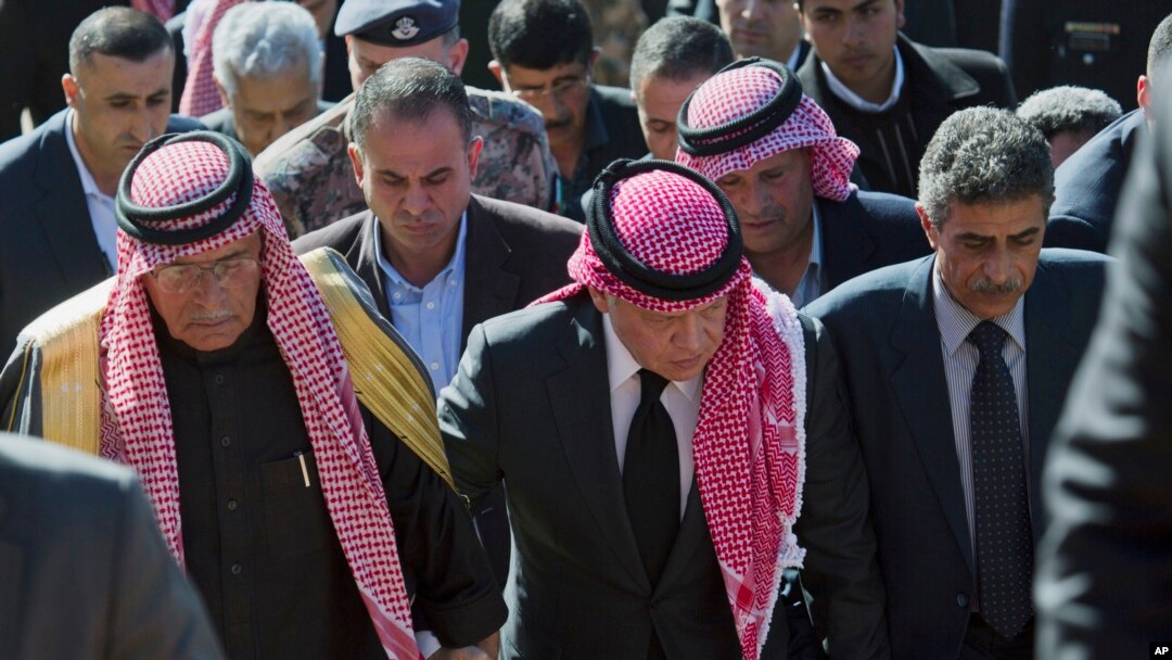 Iordaniya qiroli Abdulla "Islomiy davlat" yoqib o'ldirgan uchuvchi Muaz al-Kasasbaning oilasi bilan, Karak qishlog'i, 5-fevral, 2014
