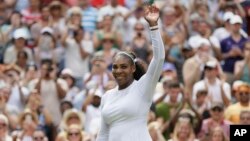 Serena Williams célèbre sa victoire contre la Russe Evgeniya Rodina, Londres, le 9 juillet 2018 