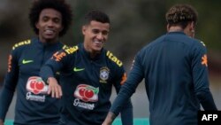 Neymar, au centre, et de gauche à droite Thiago Silva, Guillaume, Philippe Coutinho et Gabriel Jesus lors d'une séance d'entraînement de l'équipe nationale de football brésilienne pour le Mondial 2018, à Teresopolis, Rio de Janeiro, le 24 mai 2018.