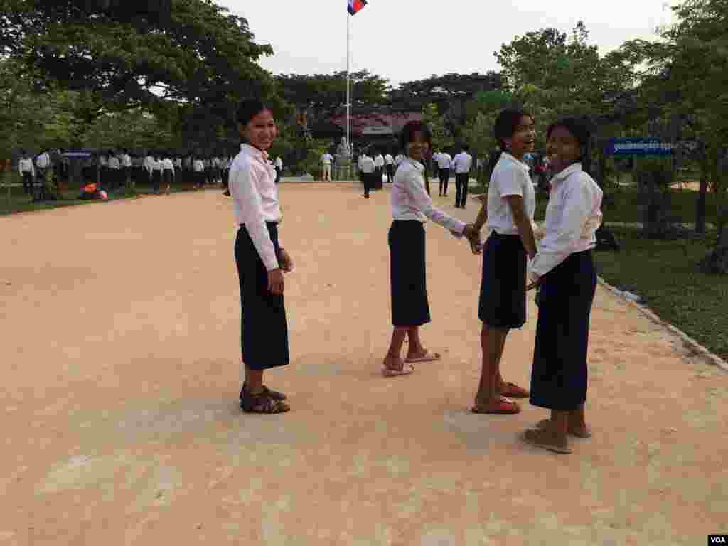 Cambodian girls at Hun Sen&#39;s Prasat Bakong High School where U.S First Lady Michelle Obama visited on Saturday March 21, 2015 in Siem Reap. (Phorn Bopha/VOA Khmer)