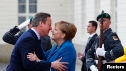 Almanya ve İngiltere başbakanları Angela Merkel ve David Cameron