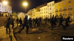 Des policiers anti-émeutes lors d’une manifestation à Lisbonne, Portugal. 14 novembre 2012.