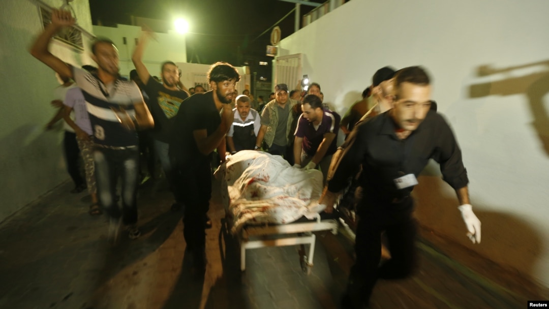 Petugas Palestina membawa korban serangan udara Israel ke sebuah rumah sakit di Jalur Gaza utara (13/10). 
