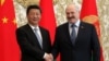 资料照- 2015年5月10日，白俄罗斯总统亚历山大·卢卡申科(Aleksandr Lukashenko)和中国国家主席习近平在明斯克举行会谈后握手。此次习近平对白俄罗斯的三天访问中双方签署了价值数十亿美元的合同。