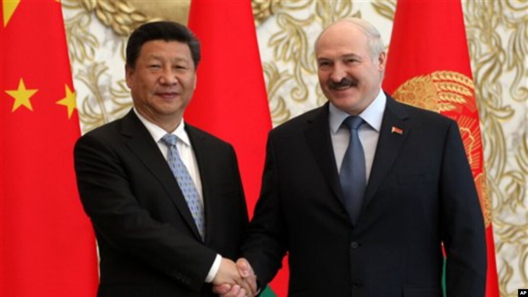 资料照- 2015年5月10日，白俄罗斯总统亚历山大·卢卡申科(Aleksandr Lukashenko)和中国国家主席习近平在明斯克举行会谈后握手。此次习近平对白俄罗斯的三天访问中双方签署了价值数十亿美元的合同。