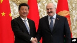 資料照- 2015年5月10日，白俄羅斯總統亞歷山大·盧卡申科(Aleksandr Lukashenko)和中國國家主席習近平在明斯克舉行會談後握手。此次習近平對白俄羅斯的三天訪問中雙方簽署了價值數十億美元的合同。