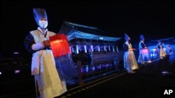 14일 한국 서울 경복궁 궁중문화축전 참가자들이 신종 코로나바이러스 방역을 위해 마스크를 쓰고 있다.
