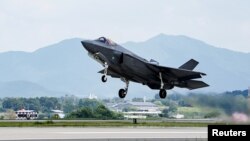 Arhiva - Južnokorejski borbeni avion američke proizvodnje F-35A poleće tokom zajedničkih vojnih vežbi Južne Koreje i SAD, 21. avgusta 2023.