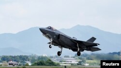 韩国空军一架F-35A战斗机在"乙支自由护盾"联合军演的空中演习中起飞。(2023年8月21日)