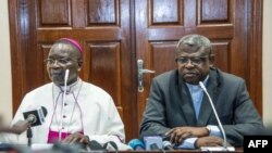 Mokambi ya Conférence épiscopale nationale du Congo (CENCO), Mgr Marcel Utembi elongo na molobeli ya CENCO, abbé Donatien Nshole na masolo na bapanzi sango na Kinshasa, 30 décembre 2016.