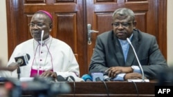 Mokambi ya Conférence épiscopale nationale du Congo (CENCO), Mgr Marcel Utembi elongo na molobeli ya CENCO, abbé Donatien Nshole na masolo na bapanzi sango na Kinshasa, 30 décembre 2016.