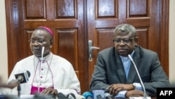 Mokambi ya Conférence épiscopale nationale du Congo (CENCO), Mgr Marcel Utembi elongo na molobeli ya CENCO, abbé Donatien Nshole na masolo na bapanzi sango na Kinshasa, 30 décembre 2016.