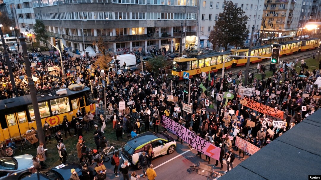Demonstran memblokir jalan selama protes menentang keputusan Pengadilan Konstitusional Polandia yang memperketat larangan aborsi, di Warsawa, Polandia, 26 Oktober 2020.