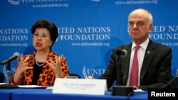 Kepala WHO Margaret Chan (kiri) dan pejabat PBB David Nabarro memberikan keterangan mengenai kondisi Ebola di Afrika Barat, dalam konferensi pers di Washington DC (3/9).