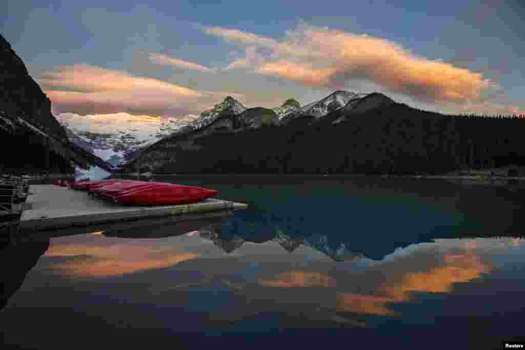 Ca-nô được xếp trên một bến tàu trên Hồ Louise ở Vườn Quốc gia Banff, trong dãy núi Rocky ở Canada bên ngoài làng Hồ Louise, tỉnh Alberta. 