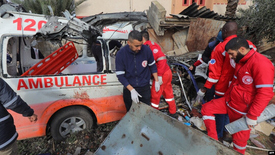 Personal de la Media Luna Roja Palestina revisa una ambulancia destruida en Deir el-Balah, en el centro de la Franja de Gaza, el 11 de enero de 2024, en medio del conflicto en curso entre Israel y el grupo militante palestino Hamás.