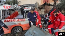 Персоналот на палестинската Црвена полумесечина проверува уништено амбулантно возило во Деир ел-Балах во централниот дел на Појасот Газа, на 11 јануари 2024 година, додека трае конфликтот меѓу Израел и палестинската милитантна група Хамас.