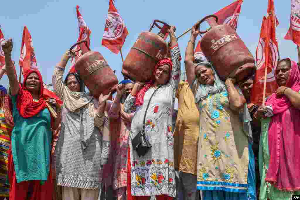 인도 암리차르 주민들이 석유통을 들고 휘발유 가격 인상 반대 시위를 하고 있다. 