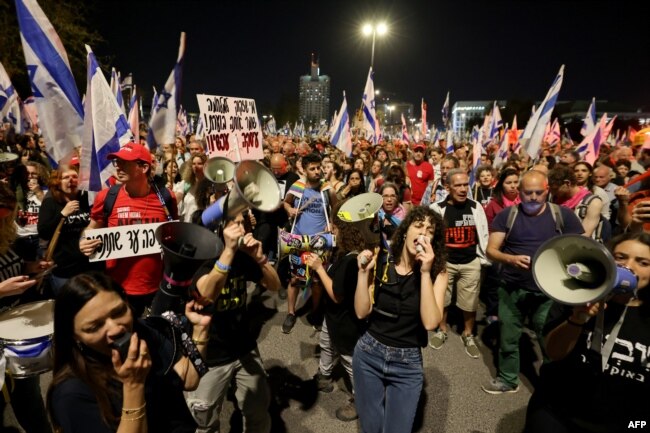 Demonstran di Yerusalem memprotes pemerintah Israel dan menuntut pembebasan sandera yang ditahan Hamas, 31 Maret 2024. (Foto: Ahmad Gharabli/AFP)