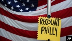 Những người ủng hộ Tổng thống Trump biểu tình đòi kiểm đếm lại phiếu bầu ở Philadelphia, bang Pennsylvania, vào ngày 10/11/2020. 
