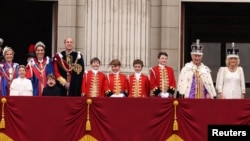 El rey Carlos y la reina Camila con miembros de la familia real en el balcón del Palacio de Buckingham. Marc Aspland/vía REUTERS