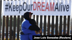 'Dreamers' se abrazan con familiares durante la reunión binacional 'Keep Our Dream Alive' sobre muro fronterizo entre Estados Unidos y México.