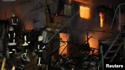 ইউক্রেনের ওডেসা অঞ্চলে রাশিয়ার ড্রোন হামলাস্থলে উদ্ধারকারীরা কাজ করছেন। (ইউক্রেনের স্টেট ইমার্জেন্সি সার্ভিসের প্রেস সার্ভিস/রয়টার্সের মাধ্যমে প্রাপ্ত ছবি), ২৭ ডিসেম্বর, ২০২৩।