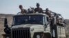 Des soldats éthiopiens montent à l'arrière d'un camion sur une route près d'Agula, au nord de Mekele, dans la région de Tigré, au nord de l'Éthiopie, le 8 mai 2021. 