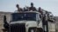 Des soldats éthiopiens montent à l'arrière d'un camion sur une route près d'Agula, au nord de Mekele, dans la région de Tigré, au nord de l'Éthiopie, le 8 mai 2021. 