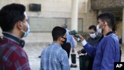 지난 30일 이란의 이슬람 교도들이 테헤란대학 모스크에 들어가기 전 코로나 감염 예방을 위해 체온을 측정하고 있다. 