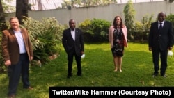 Ambassadeur Mike Hammer ya Etats-Unis na bokutani na bakambi ba sika ba misala mya kopekisa mpe kobundisa kaniaka na RDC, na Kinshasa, 21 juillet 2020. (Twitter/Mike Hammer)