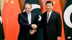 Pakistani Prime Minister Nawaz Sharif, left, shakes hands with Chinese President Xi Jinping ahead of the Belt and Road Forum in Beijing, China, May 13, 2017. 