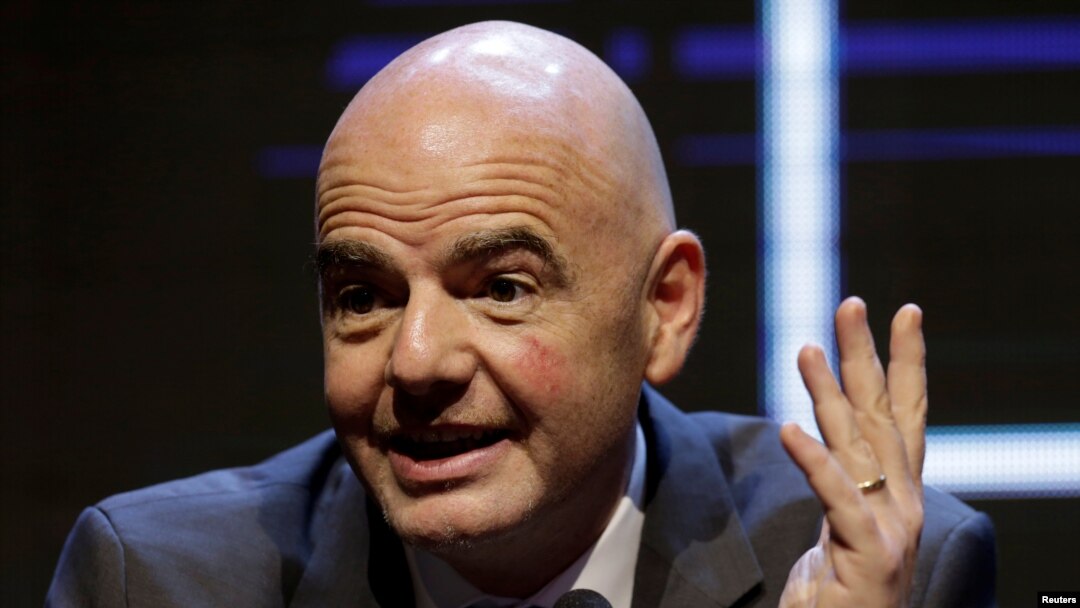 Presiden FIFA Gianni Infantino berbicara dalam konferensi pers di markas CONMEBOL, di Luque, Paraguay, 11 Mei 2018.