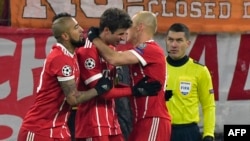 Le milieu de terrain du Bayern Munich Thomas Mueller, à gauche, célèbre avec ses coéquipiers après avoir marqué lors du huitième de finale de l'UEFA Champions League, le Bayern Munich vs Besiktas Istanbul, à Munich, le 20 février 2018.