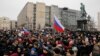 Des milliers de Russes manifestent contre Poutine, Navalny brièvement détenu