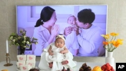돌을 맞은 여아가 돌상에서 사진 촬영을 하고 있다. (자료사진)