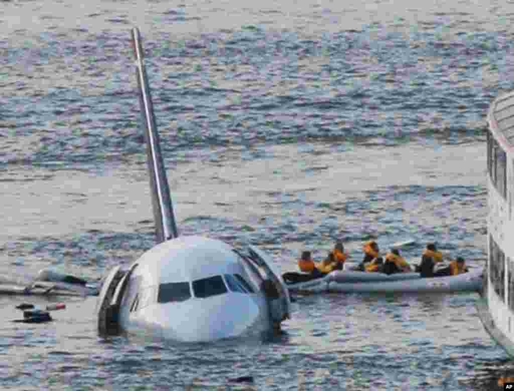 ده سال پیش در چنین روزی، یک هواپیمای ایرباس ۳۲۰ وقتی با مشکل مواجه شد در رودخانه هادسون در کنار شهر نیویورک روی آب فرود امد. از این حادثه یک فیلم سینمایی ساخته شده است.
