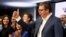 Predsednik Srbije i vladajuće Srpske napredne stranke, Aleksandar Vučić, pozdravlja pristalice u sedištu stranke u Beogradu, nakon proglašenja ubedljive pobede na parlamentarnim izborima u Srbiji, 21. juna 2020. (REUTERS/Marko Đurica)